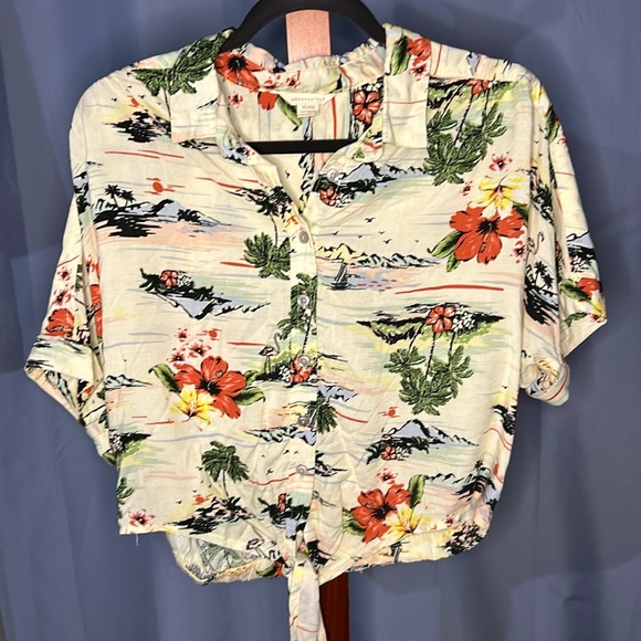 2/$5 Aero Top - Picture 1 of 1